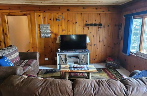 Suring House | Cozy 2 bedroom cottage on lake!