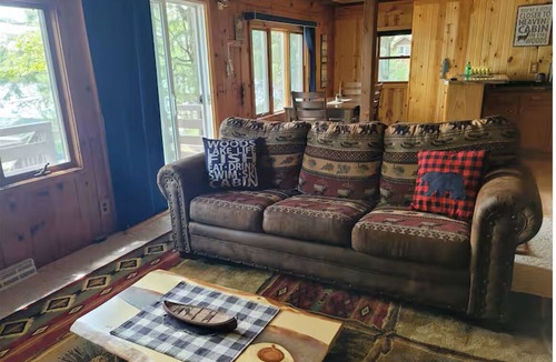Suring House | Cozy 2 bedroom cottage on lake!