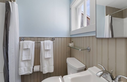 Wells Cabin | Cozy 2 Bedroom Cottage