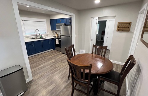 Lee's Summit House | Cozy 2 Bedroom Home on the edge of down town Lees Summit