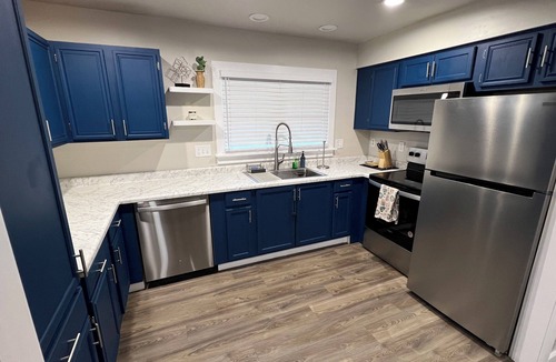 Lee's Summit House | Cozy 2 Bedroom Home on the edge of down town Lees Summit