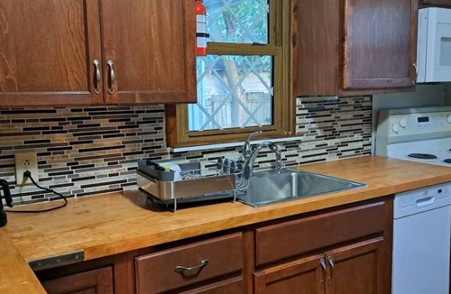 Dayton House | Cozy 2-bedroom house in adorable Dayton with AC