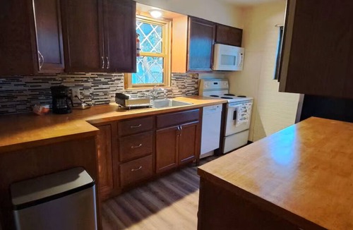 Dayton House | Cozy 2-bedroom house in adorable Dayton with AC