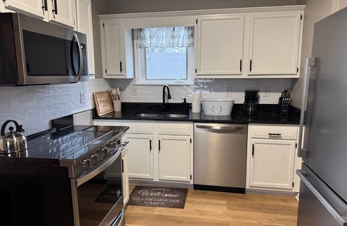 Crescent Hill House | Cozy 2-bedroom house in Louisville with AC