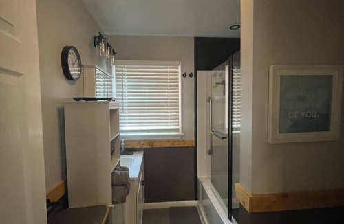 Midland House | Cozy 2-bedroom house with king bed in lovely Midland with private deck