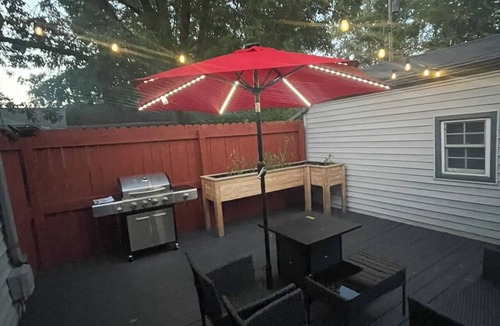 Midland House | Cozy 2-bedroom house with king bed in lovely Midland with private deck