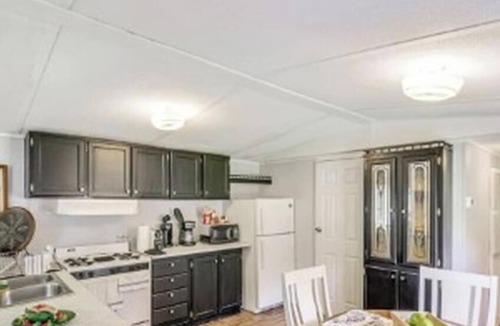 Eriline House | Cozy 2-bedroom mobile home in serene Oneida with AC