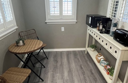 Dayton House | Cozy 2-bedroom perfect house in Dayton with air conditioning and backyard space