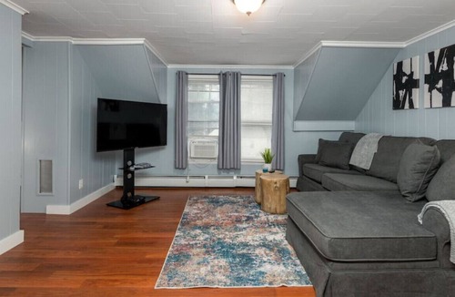 Southern Coast Apartment | Cozy 2BD | Sleeps 6 | Only 5 Miles To Beaches