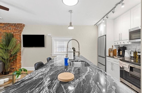 Point Breeze North Apartment | Cozy 2BR Apt Stay Near Frick Park and Downtown