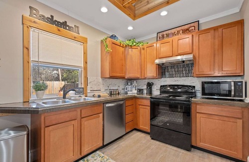 South Park House | Cozy 2BR Cottage Near Miami Valley Hospital & UD
