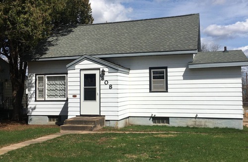 Chisholm Cottage | Cozy 2BR Mid Modern home in the Heart of Chisholm MN, homey, vintage stay.
