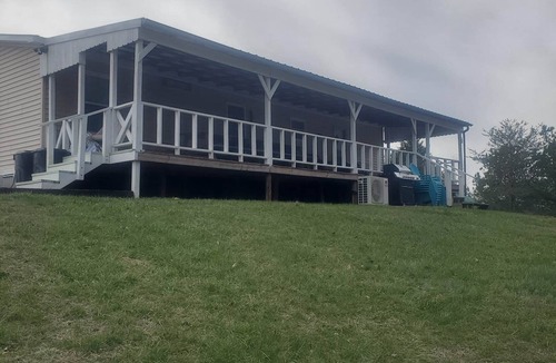 Monticello House | Cozy 3 bdr home - 5 min to the marina, half mile to closest boat ramp