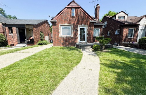 Detroit House | Cozy 3 Bed 15 Minutes from downtown! New Furniture