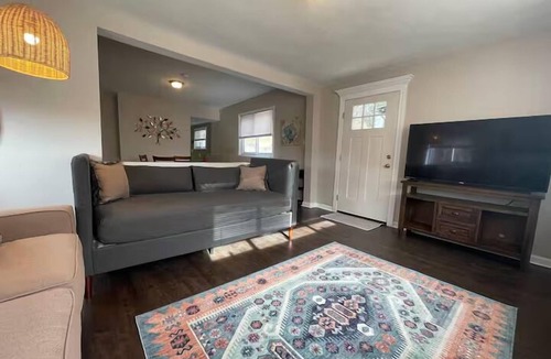 Oakmont House | Cozy 3-bedroom house Quiet street Free parking