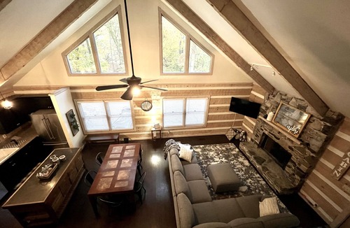 Kingston Springs Cabin | Cozy 3 Bedroom Cabin away from city yet close enough to go in with 2 KINGS