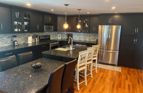 Village of Chesaning Condo | Cozy 3BR/3BA Second-Floor Condo Fast WiFi Walk to Boulevard