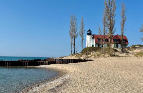 Frankfort House | Cozy 3BR Grill Yard Games Walk to Downtown Lake MI
