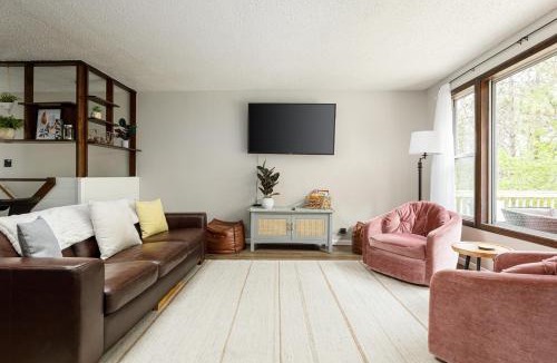 Frankfort House | Cozy 3BR Grill Yard Games Walk to Downtown Lake MI