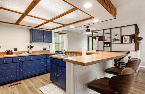 Frankfort House | Cozy 3BR Grill Yard Games Walk to Downtown Lake MI