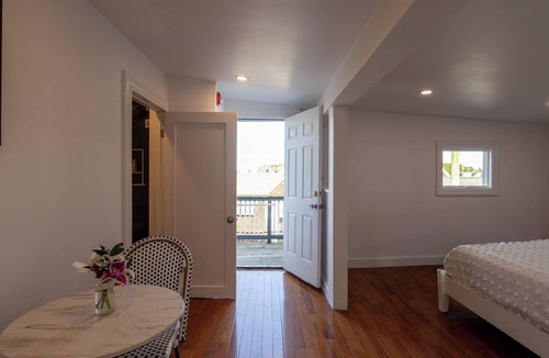 Oak Bluffs Condo | Cozy 4-bedroom condo in perfect Oak Bluffs with AC, on Circuit Ave, WiFi!