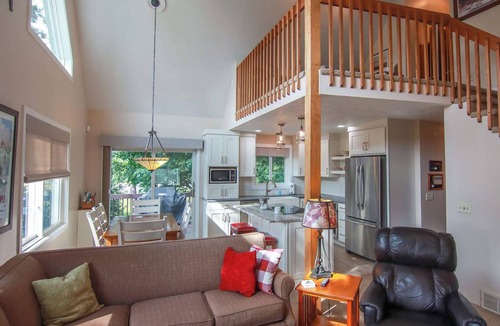 Thompsonville House | Cozy 4-BR Home Sleeps 10, Fire Pit, 5-Min Walk to Crystal Ski Mountain & Golf