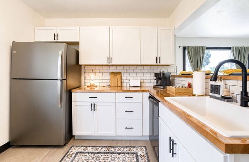 East Campus House | Cozy 5BD - Near DT - Ping Pong & Outdoor Space