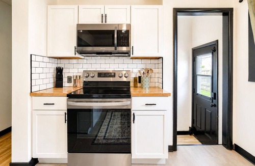 East Campus House | Cozy 5BD - Near DT - Ping Pong & Outdoor Space