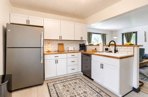 East Campus House | Cozy 5BD - Near DT - Ping Pong & Outdoor Space