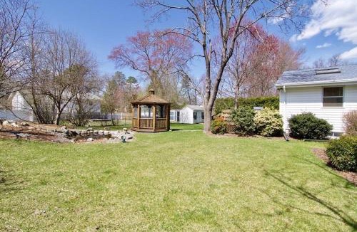 Longmeadow House | cozy 5bd single -family home in Longmeadow
