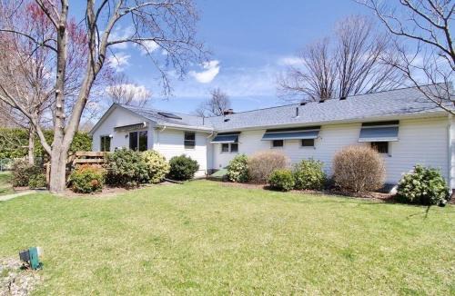 Longmeadow House | cozy 5bd single -family home in Longmeadow