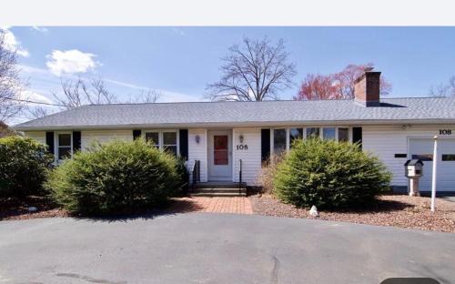 Longmeadow House | cozy 5bd single -family home in Longmeadow