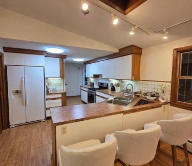 Longmeadow House | cozy 5bd single -family home in Longmeadow