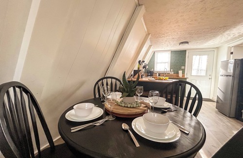 Wellington Cabin | Cozy A-Frame - Pet Friendly - Hot Tub - Fire Pit