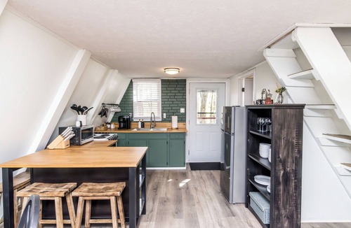 Wellington Cabin | Cozy A-Frame - Pet Friendly - Hot Tub - Fire Pit