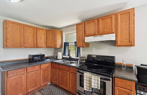 Lansing House | Cozy and Convenient 3-bedroom Home In the Heart of Lansing w/Wifi And Coffee