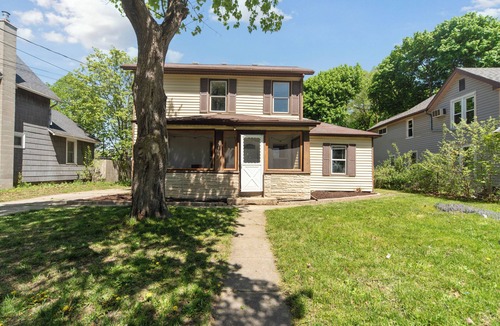 Lansing House | Cozy and Convenient 3-bedroom Home In the Heart of Lansing w/Wifi And Coffee