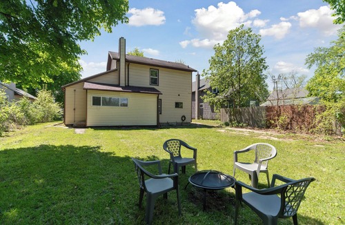 Lansing House | Cozy and Convenient 3-bedroom Home In the Heart of Lansing w/Wifi And Coffee
