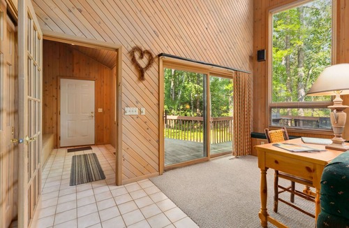 Lake Shore Condo | Cozy Apartment w/Lake Access + Pool & Trails