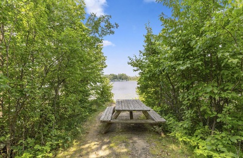 Lake Shore Condo | Cozy Apartment w/Lake Access + Pool & Trails