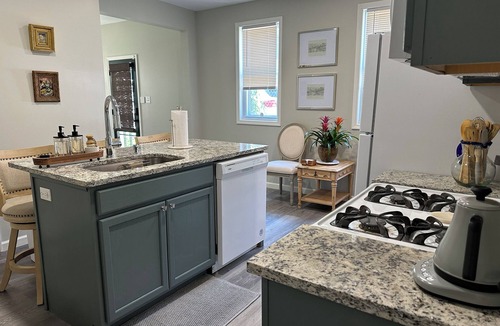 Blawnox House | 🌟🎨COZY ART HOME in Fox Chapel area by restaurants, bars, shops & hospital!