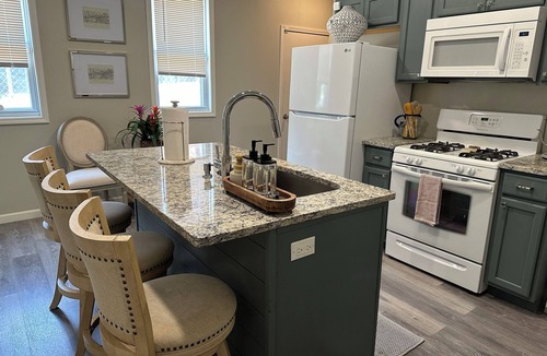 Blawnox House | 🌟🎨COZY ART HOME in Fox Chapel area by restaurants, bars, shops & hospital!