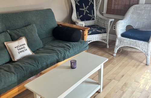 Ocean Park Cottage | Cozy beach cottage steps from the beach. Pet friendly!