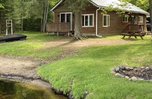 Lac du Flambeau Cabin | Cozy beachfront 3-bedroom cabin on over 700 acre Amber Lake, WiFi, AC