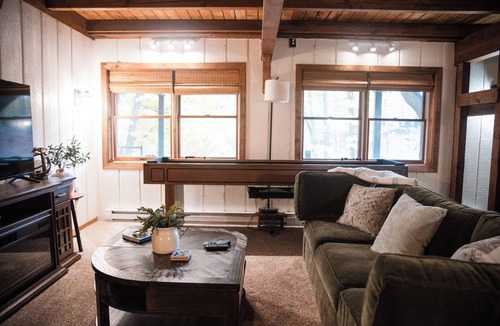 Bellaire House | 🔥 Cozy Bellaire A-Frame | Golf Torch Brew 🍻 Nestled in Schuss Mountain Resort—close to Golf, Torch Lake 💙, and downtown Bellaire’s famous Short’s Brewery. Stay, play, and unwind by the fire pit under Northern Michigan skies 🌲✨
