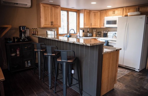 Bellaire House | 🔥 Cozy Bellaire A-Frame | Golf Torch Brew 🍻 Nestled in Schuss Mountain Resort—close to Golf, Torch Lake 💙, and downtown Bellaire’s famous Short’s Brewery. Stay, play, and unwind by the fire pit under Northern Michigan skies 🌲✨