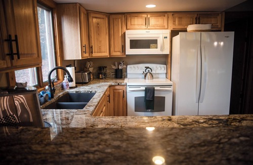 Bellaire House | 🔥 Cozy Bellaire A-Frame | Golf Torch Brew 🍻 Nestled in Schuss Mountain Resort—close to Golf, Torch Lake 💙, and downtown Bellaire’s famous Short’s Brewery. Stay, play, and unwind by the fire pit under Northern Michigan skies 🌲✨