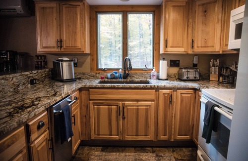 Bellaire House | 🔥 Cozy Bellaire A-Frame | Golf Torch Brew 🍻 Nestled in Schuss Mountain Resort—close to Golf, Torch Lake 💙, and downtown Bellaire’s famous Short’s Brewery. Stay, play, and unwind by the fire pit under Northern Michigan skies 🌲✨