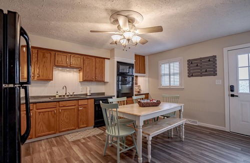 Elizabethtown House | ✸ Cozy Bungalow w Lg Yard | Ball Park 2.7 mi Downtown 1.1 mi✸