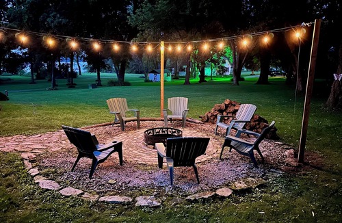 Briggsville Cabin | Cozy Cabin ~ Deck ~ Fire Pit ~ 10 Min to Dells